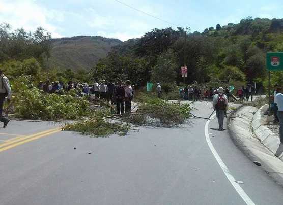 Cusco: agricultores en huelga bloquean vías y afectan a miles