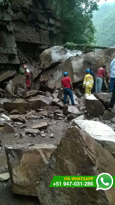Personal realiza trabajos para retirar los escombros (Foto:WhatsApp/El Comercio)