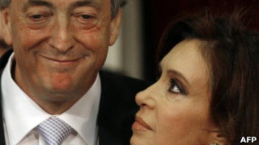 Kirchner (quien falleció en 2010) y Fernández fueron imputados y sobreseídos dos veces por enriquecimiento ilícito.