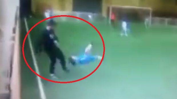 YouTube: entrenador patea a niño y desata furia en las redes
