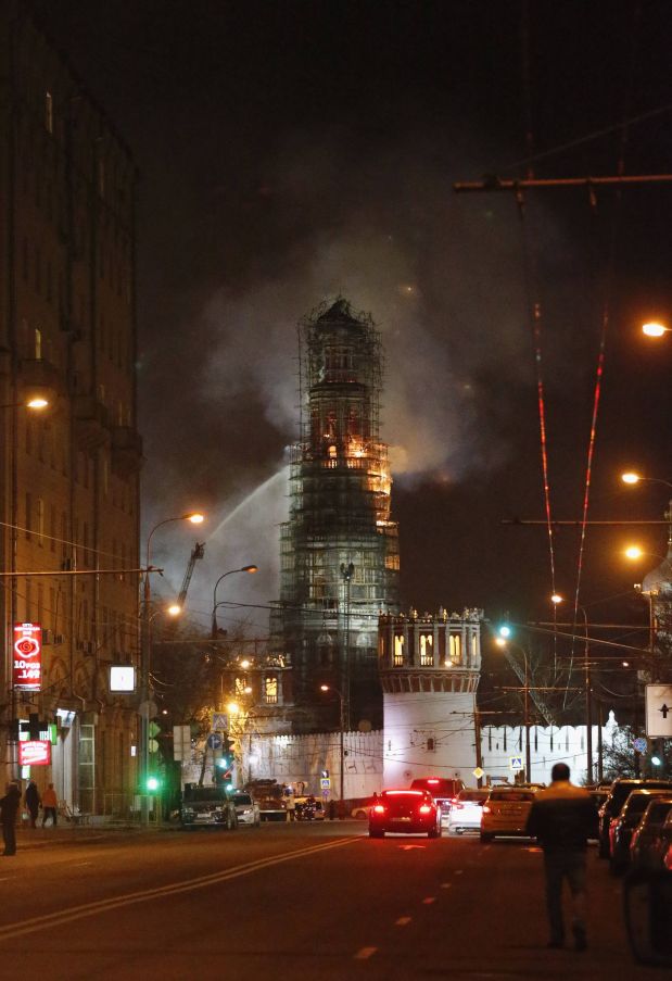 Fuego en el campanario del Monasterio Novodévichi (Reuters).