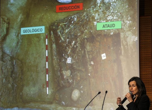 La antropóloga forense Almudena García presenta sus conclusiones de la investigación sobre los restos de Cervantes. (Foto: Reuters)