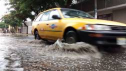 Trujillo soportó lluvia que dejó calles anegadas