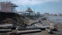 El mar destruyó el malecón turístico de Huanchaco