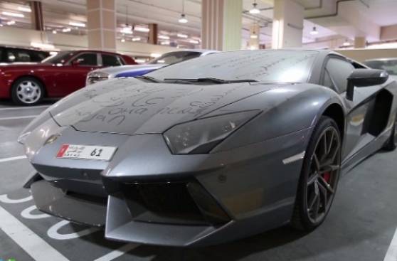 YouTube: Un Lamborghini abandonado en un estacionamiento