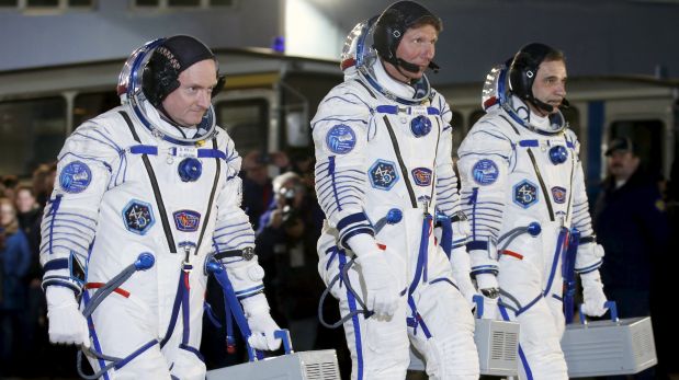 Los tres astronautas que partieron el viernes: Scott Kelly, Mikhail Kornienko y Gennady Padalka. (Foto: REUTERS/Maxim Zmeyev)