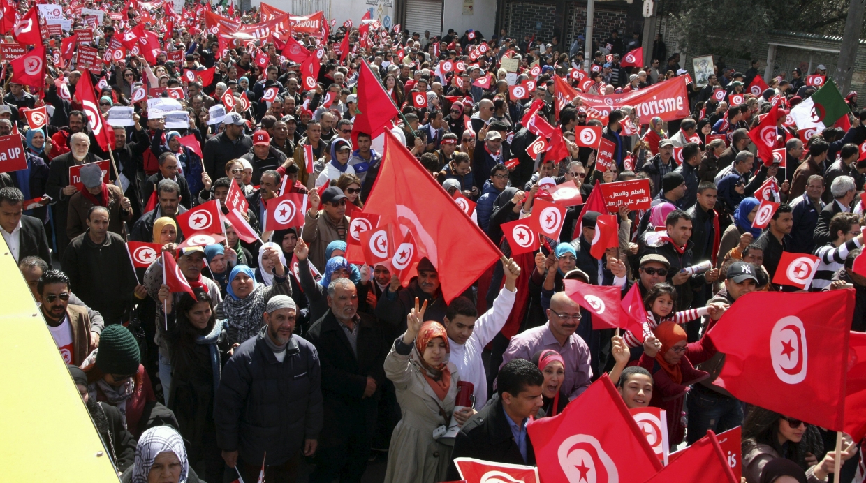 Miles de tunecinos marchan en contra del terrorismo