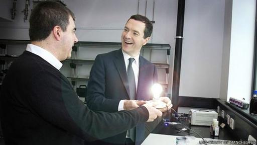 Konstantin Novoselov, uno de los descubridores del material, muestra el bombillo al ministro de Hacienda de Reino Unido, George Osborne.