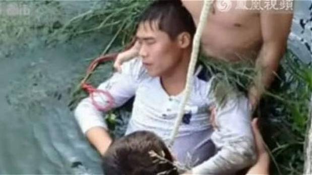 China: Hombre intenta ahogarse para no casarse con novia "fea"