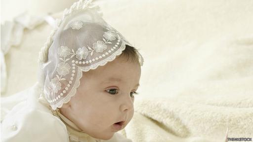 Cuando nace un bebé, generalmente hay ya sea un bautizo o una ceremonia para nombrarlo: eso marca la nueva identidad del chico y le da la bienvenida al grupo social.