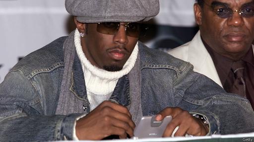En 2002 todavía se podía ser rico y famoso, como P. Diddy, y dejarse ver con un buscapersonas.