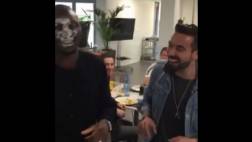 Pocho Lavezzi hace de las suyas en esta broma a su compañero