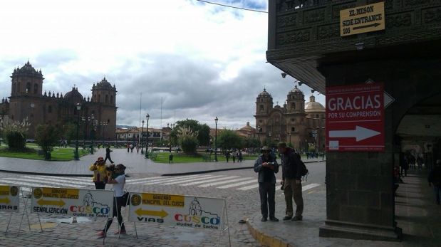 Con esa señalización de desvíos lucen los ingresos a la Plaza de Armas de Cusco. (Foto: Cusco en Portada)