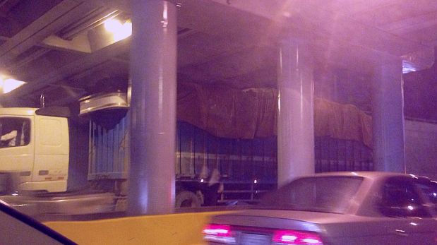 El camión quedó atrapado en el puente del cruce de Javier Prado con Guardia Civil. (WhatsApp / El Comercio)