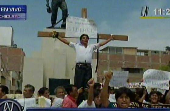 Chiclayo: docente fue ‘crucificado’ durante protesta