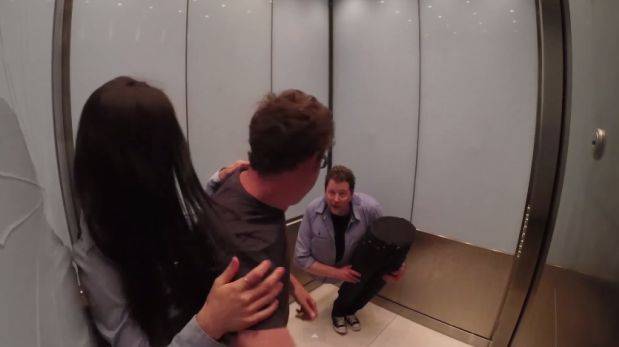 Hombre 'partido a la mitad' aterra en ascensores [VIDEO]
