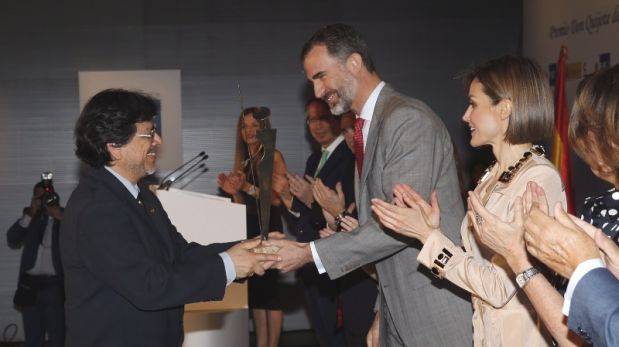 Fernando Iwasaki recibió el Premio Don Quijote de Periodismo