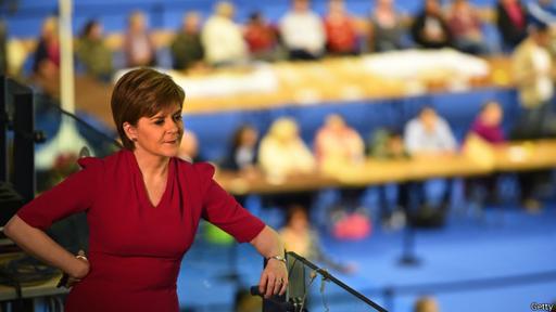 Sturgeon es la actual Ministra Principal de Escocia, a cargo del gobierno en ese país.