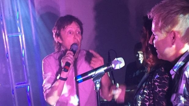 Paul McCartney sorprendió cantando en fiesta de graduación