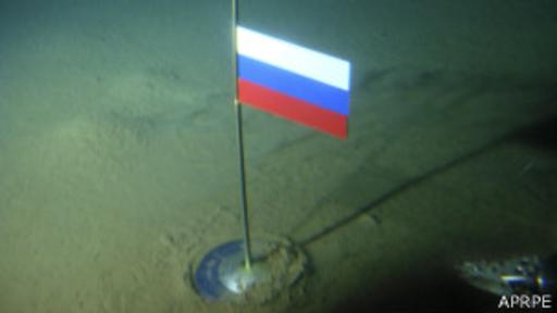 El político Artur Chilingárov colocara en el lecho marino del Polo Norte una cápsula de titanio con una bandera rusa en 2007.