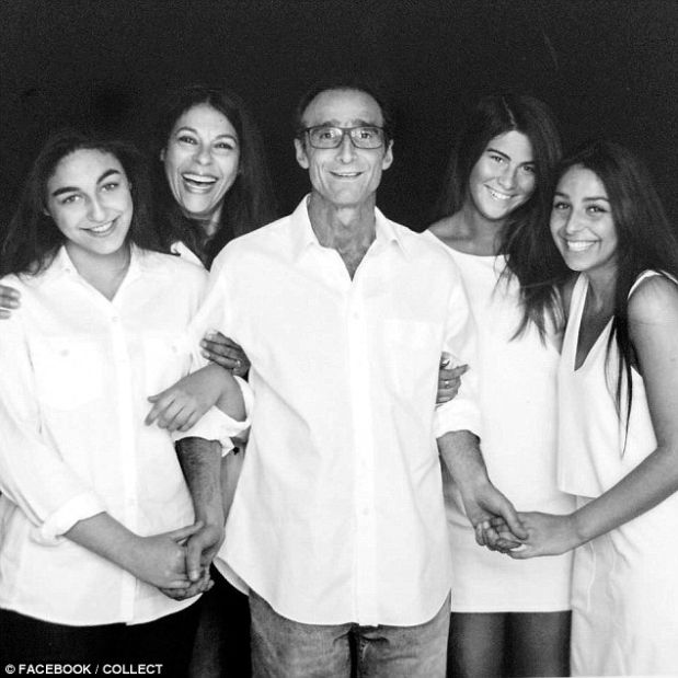Jeffrey Spector junto a su esposa y sus tres hijas. [Facebook]