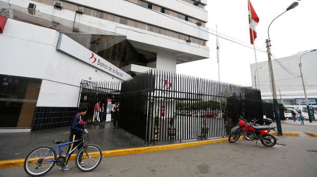 Las personas estaban obligadas a caminar por la pista en la cuadra 27 de la Av. Arequipa, en San Isidro, frente al Banco de la Nación. (Hugo Pérez / El Comercio)