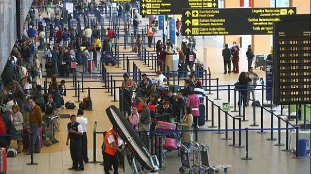 Cada vez más los peruanos cambian el bus por el avión