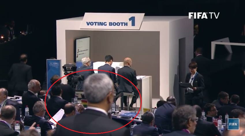 Burga saludó a Blatter tras su reelección. (Captura)
