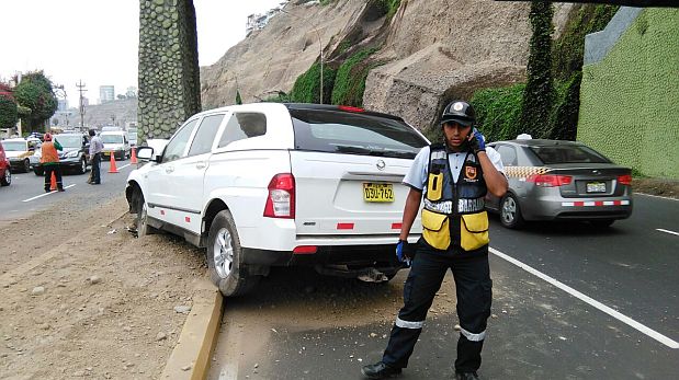 El taxi chocó a las 2:45 p.m. a la altura de Barranco. (César García)