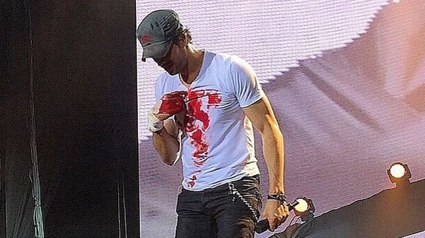 Enrique Iglesias se cortó los dedos por tocar dron en concierto