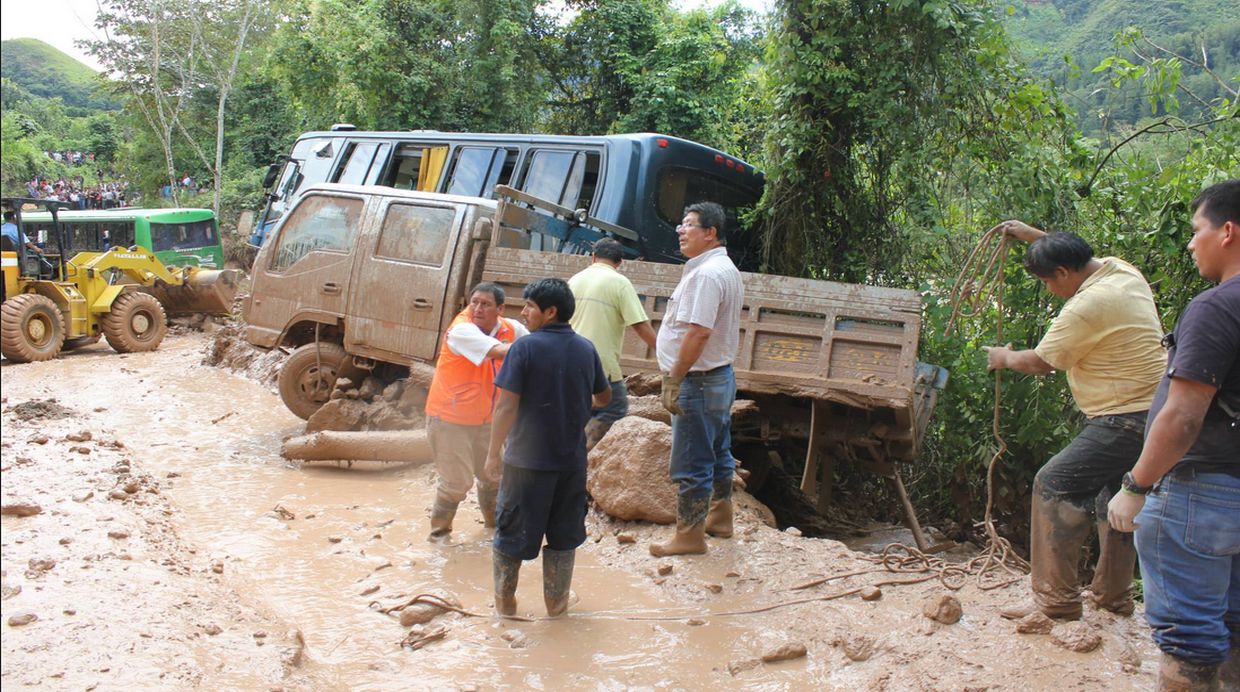 Huaico en Chanchamayo arrastró vehículos hacia río [FOTOS]