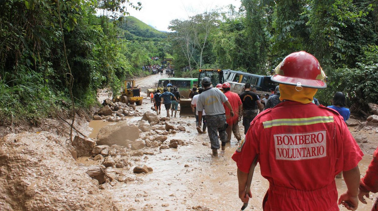 Huaico en Chanchamayo arrastró vehículos hacia río [FOTOS]
