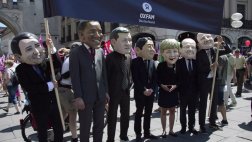 Caricaturas de líderes mundiales encabezan marcha contra el G-7