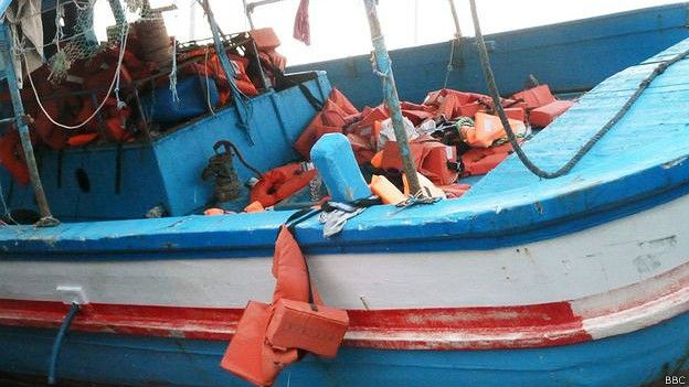 Los chalecos salvavidas amontonados hacen pensar en la suerte que corrieron los inmigrantes que viajaron en ese bote. (Foto: BBC Mundo)