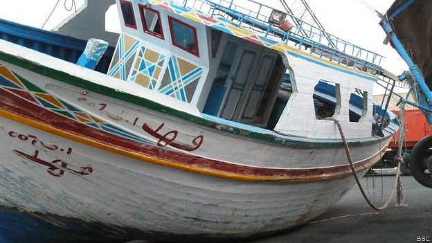 Los colores brillantes en los que fueron pintados los nombres de las embarcaciones comienzan a descascarillarse. Nadie reclama los barcos ni las pertenencias que allí quedaron. (Foto: BBC Mundo)
