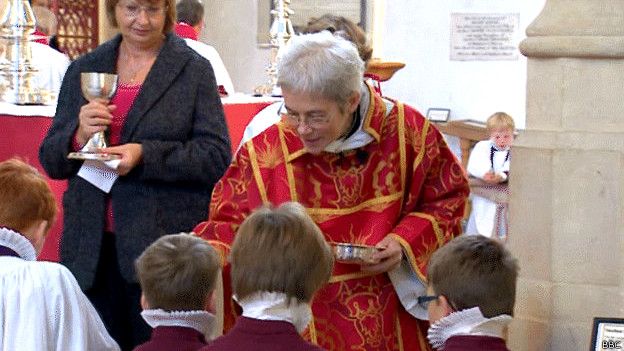 La iglesia anglicana aprobó que las mujeres pudieran llegar a obispo en 2014, dos décadas después de permitir que se ordenasen como sacerdotisas. (Foto: BBC Mundo)