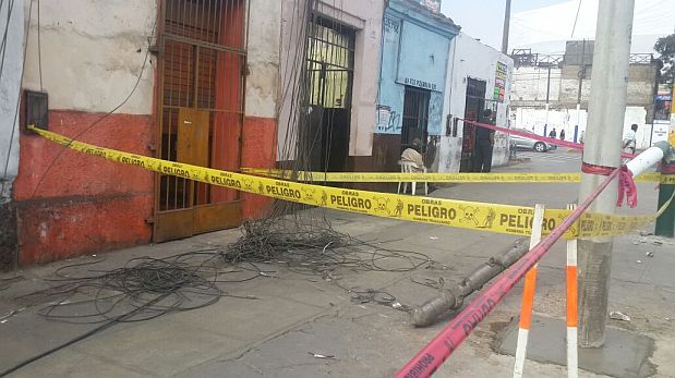 Así quedaron los postes que colapsaron en las calles del Rímac. (WhatsApp El Comercio)