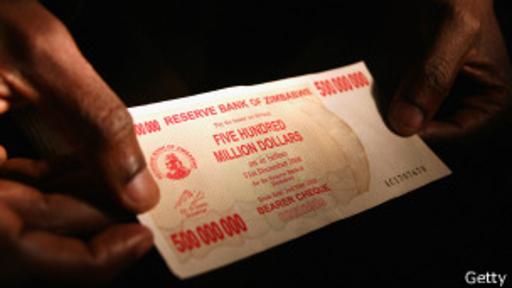 Y este no es siquiera el billete de mayor denominación. (Foto: AFP)