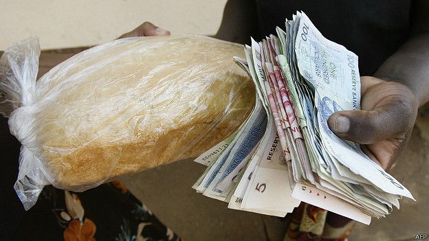 Antes del 2009 para hacer mercado había que llevar una carretilla cargada de dinero. Aunque una hogaza de pan costara el equivalente a US. (Foto: AFP)