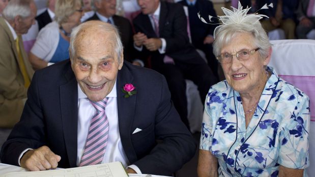 Doreen Luckie (R), aged 91, and George Kirby (L), aged 103, sign the register during their wedding ceremony at the Langham Hotel in Eastbourne, southern England, on June 13, 2015. Doreen and George are thought to be the oldest couple in the world to get married. AFP PHOTO / JUSTIN TALLIS