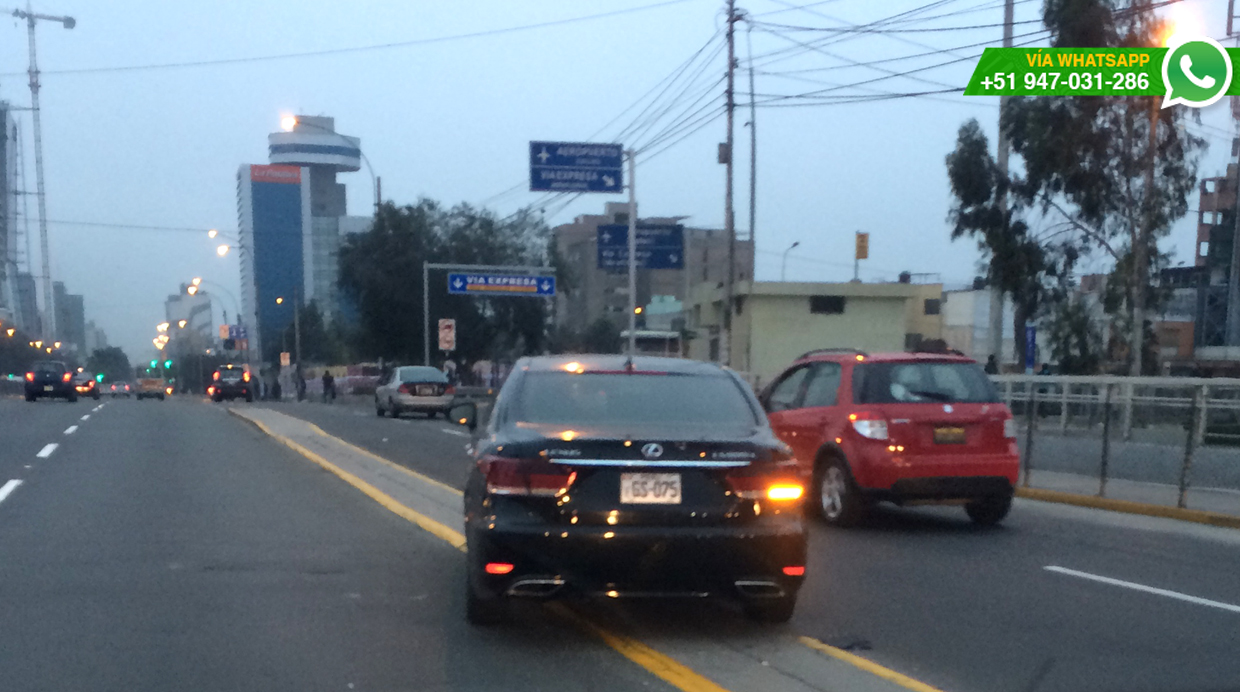 El auto de placa EGS-075 no llevaba escolta, según aseguró el usuario, por ello es posible de ser sancionado. (Foto: WhatsApp/El Comercio)