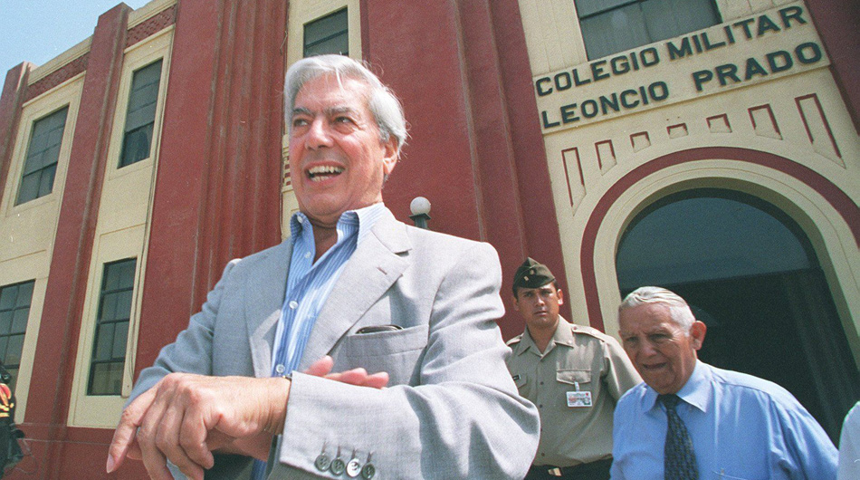 CALLAO, 14 DE FEBRERO DEL 2002EL ESCRITOR PERUANO MARIO VARGAS LLOSA VISITA EL COLEGIO MILITAR LEONCIO PRADO.FOTO: DANIEL SILVA / EL COMERCIO