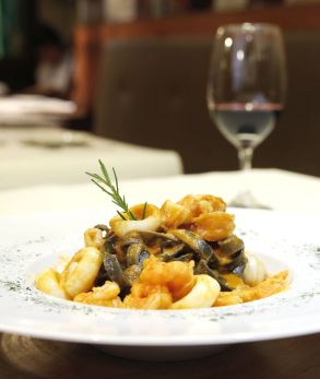 Pasta negra con langostinos y calamar.