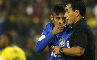 Neymar "agarró de los brazos al árbitro y le dijo hijo de p..."