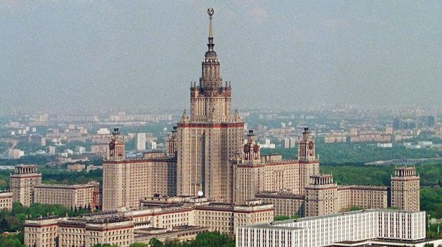 Los geólogos dicen que San Vladimir haría muy inestable la zona de la cresta de la colina y si se cayera dañaría el edificio de la Universidad Estatal de Moscú, aseguran sus detractores. (AFP)