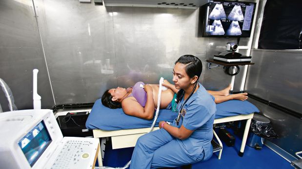 Las atenciones a gestantes son las más comunes. Debido a la distancia que deben recorrer, y a la falta de especialistas, muchas embarazadas no pueden cumplir con sus controles (Foto Lino Chipana / El Comercio)