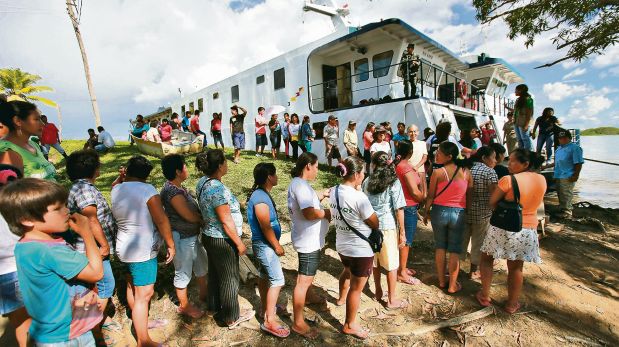 El buque PIAS Napo recorre los ríos de la selva llevando asistencia médica a quien lo necesite (Foto Lino Chipana / El Comercio)