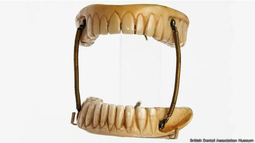 Las dentaduras eran ingeniosas para la época, pero no parecen muy cómodas. (Foto: British Dental Association Museum)