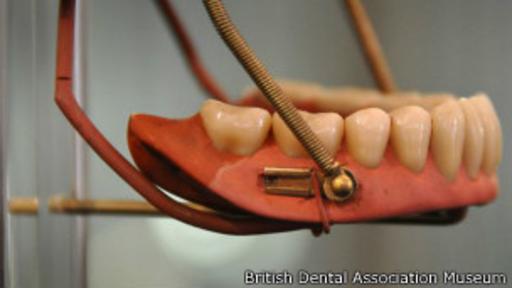 Incluso los joyeros ajustaban dentaduras. (Foto: British Dental Association Museum)