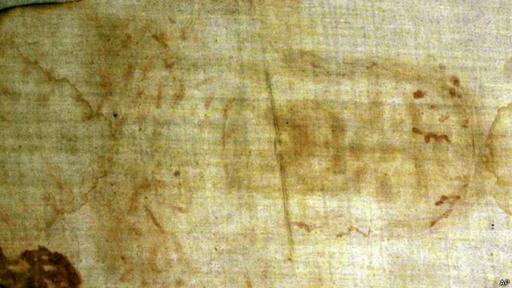 Algunos devotos creen que el sudario, en el que se define la imagen de un rostro ensangrentado, fue utilizado para envolver a Jesús después de haber sido bajado de la cruz.